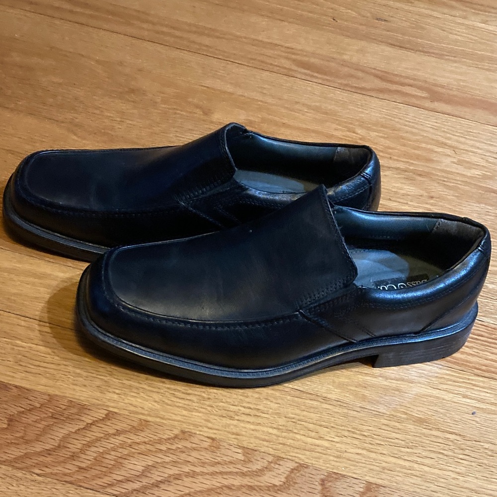 Bass Payne size 9.5 pull on black dress shoes